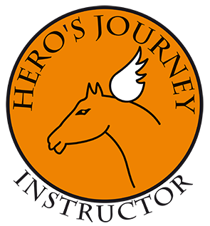 Ulrike Dietmann und ihr Pferdebegleiter strahlen Vertrauen und Verbundenheit aus – Erfahre die Magie der Pferde in der Online-Ausbildung zum Hero’s Journey Instructor.