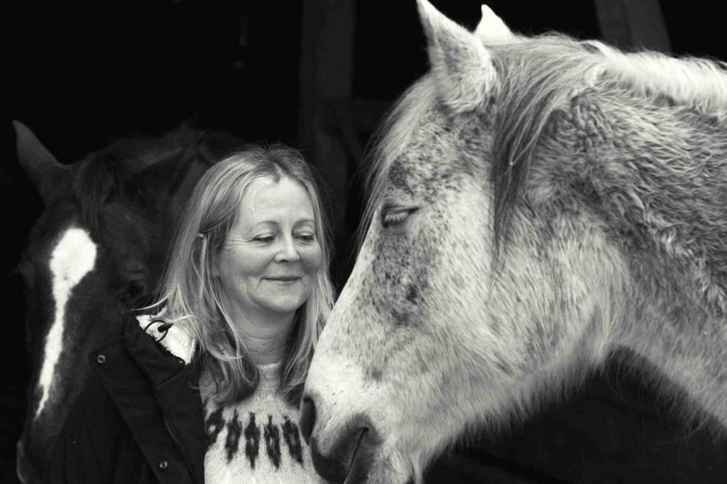 Ulrike Dietmann in harmonischer Verbindung mit einem majestätischen Pferd – Entdecke die Macht der Intuition und werde ein Hero’s Journey Instructor.