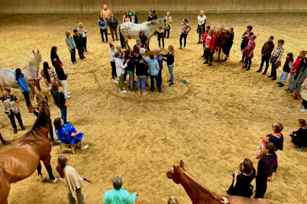 Eine inspirierende Gemeinschaft von Pferdemenschen und Pferden kommt beim Horse & Spirit Festival in Deutschland zusammen, um ihre Verbindung zu stärken und gemeinsam eine bessere Welt zu schaffen.